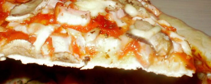 Пицца с ветчиной и грибами