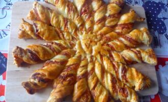 Слоеный пирог с ветчиной и сыром