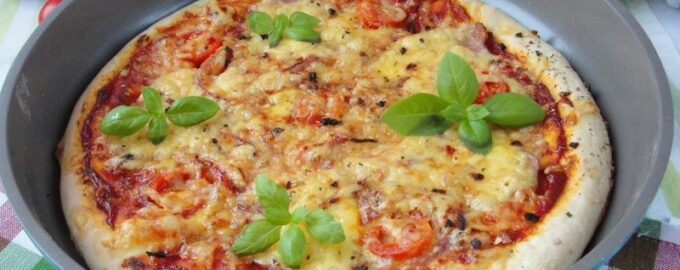 Пицца с ветчиной и помидорами