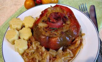 Фаршированные капустой и беконом перцы
