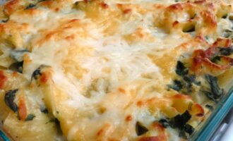 Макароны со шпинатом, артишоками и сыром