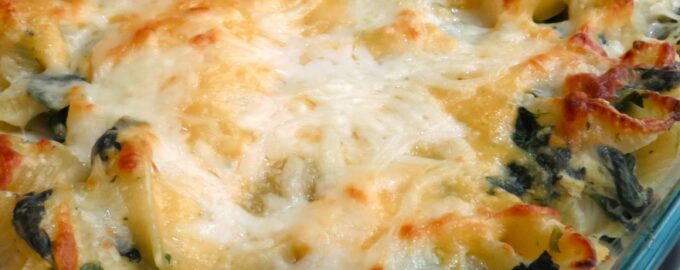Макароны со шпинатом, артишоками и сыром