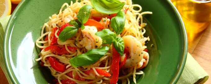 Невероятно вкусные спагетти с креветками, помидорами и сыром