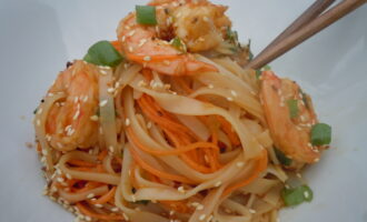 Салат из лапши и креветок по-азиатски