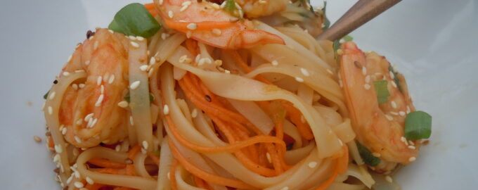 Салат из лапши и креветок по-азиатски