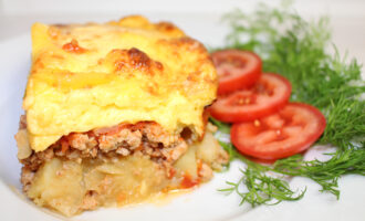 Мусака, Картофельная запеканка с фаршем под соусом