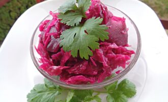 Быстрая маринованная капуста со свеклой