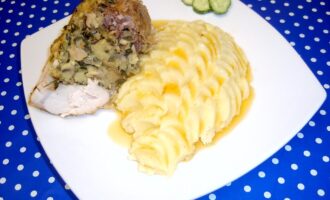 Курица, фаршированная грибами