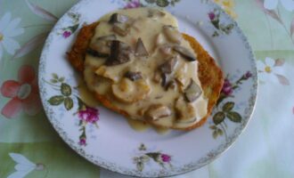 Картофельные котлеты с грибной подливкой