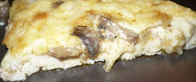 Куриные отбивные с грибами и сыром