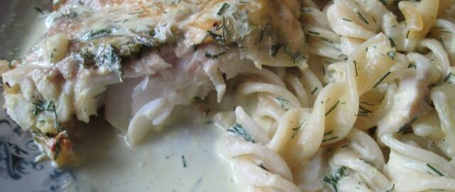 Запеченная рыба с макаронами