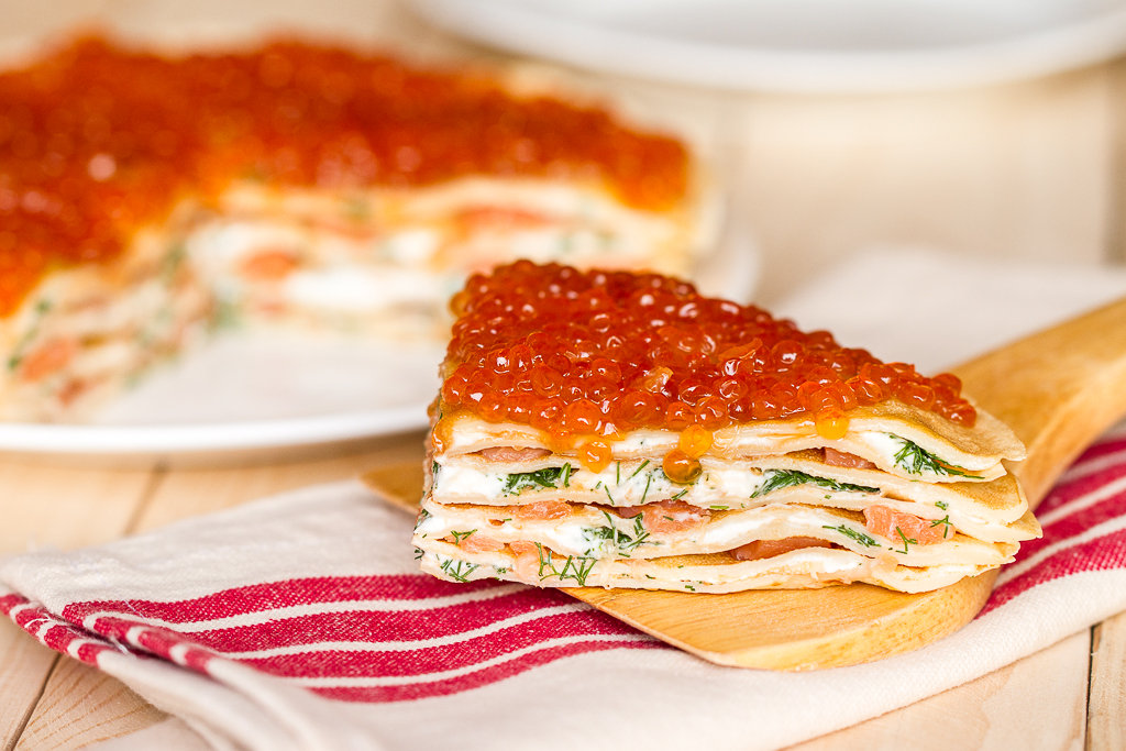 Блины с красной икрой и сливочным