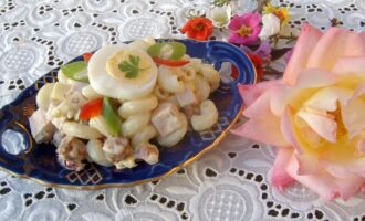 Cалат с макаронами и яйцом