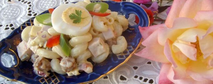 Cалат с макаронами и яйцом