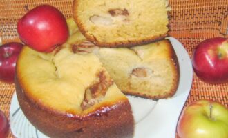 Пирог с яблоками в мультиварке