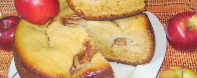 Пирог с яблоками в мультиварке