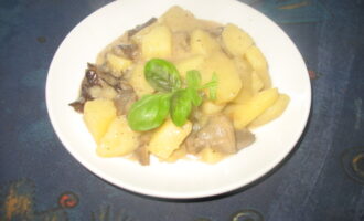 Тушеный картофель с грибами в сметане