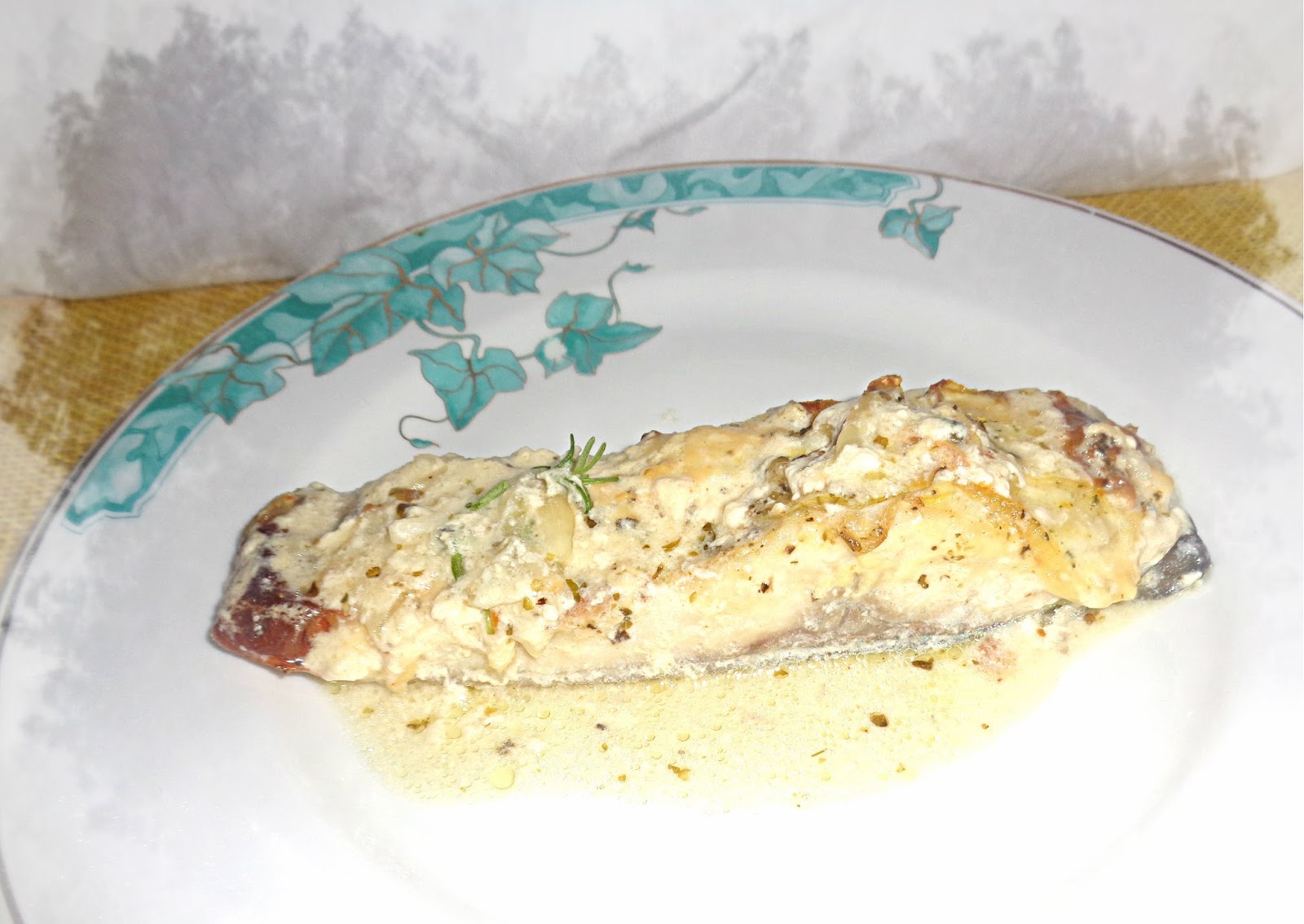Карп со сметаной и чесноком в духовке