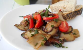 Теплый салат с грибами