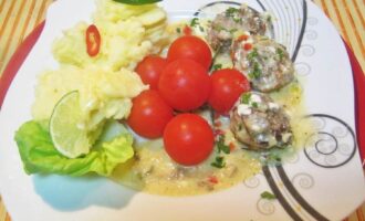 Фрикадельки, запеченные в духовке со сливочным соусом и грибами