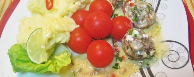 Фрикадельки, запеченные в духовке со сливочным соусом и грибами