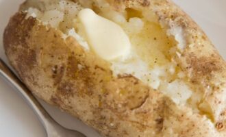 Картофель, запеченный в микроволновке