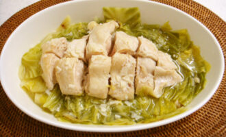 Куриное филе с капустой в микроволновке