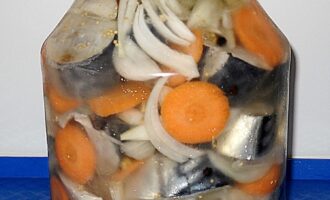 Маринованная скумбрия в банке