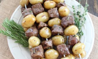 Шашлык из мяса и картофеля
