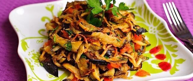 Салат из баклажанов и картофеля