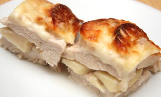 Куриная грудка с яблоками в сливках