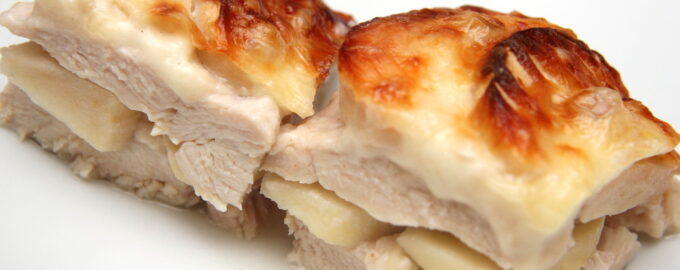 Куриная грудка с яблоками в сливках