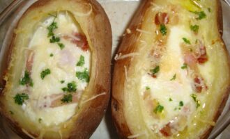 Запеченный картофель с яйцом