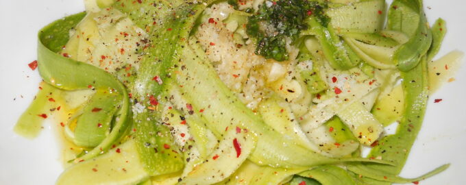 Салат из сырых кабачков