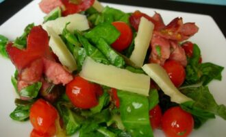 Салат со шпинатом и сосисками