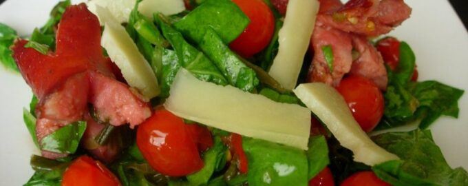 Салат со шпинатом и сосисками