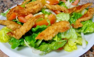 Салат с курицей в панировке