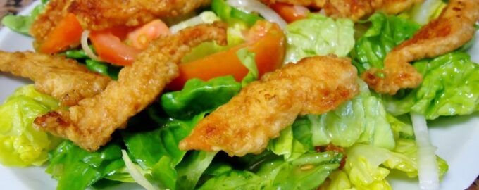 Салат с курицей в панировке