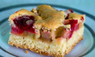 Пирог из ревеня и клубники