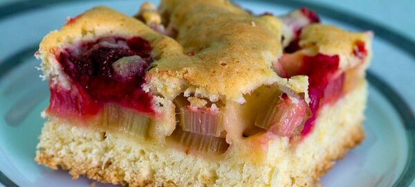 Пирог из ревеня и клубники