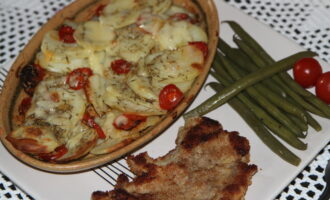 Картофель, запеченный с помидорами и сыром