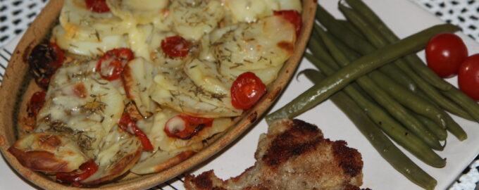 Картофель, запеченный с помидорами и сыром