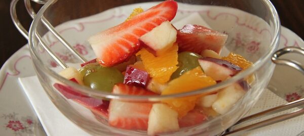 Фруктовый салат с клубникой
