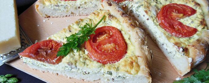 Пирог с помидорами и сыром