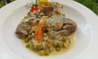 Куриная печень с горошком