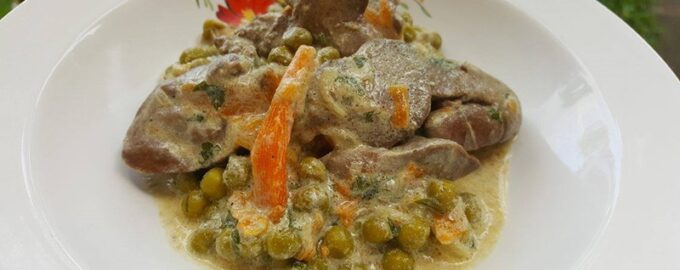 Куриная печень с горошком