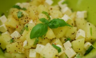 Салат с дыней и сыром фета