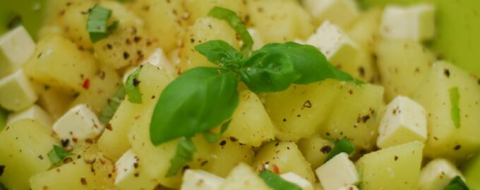 Салат с дыней и сыром фета