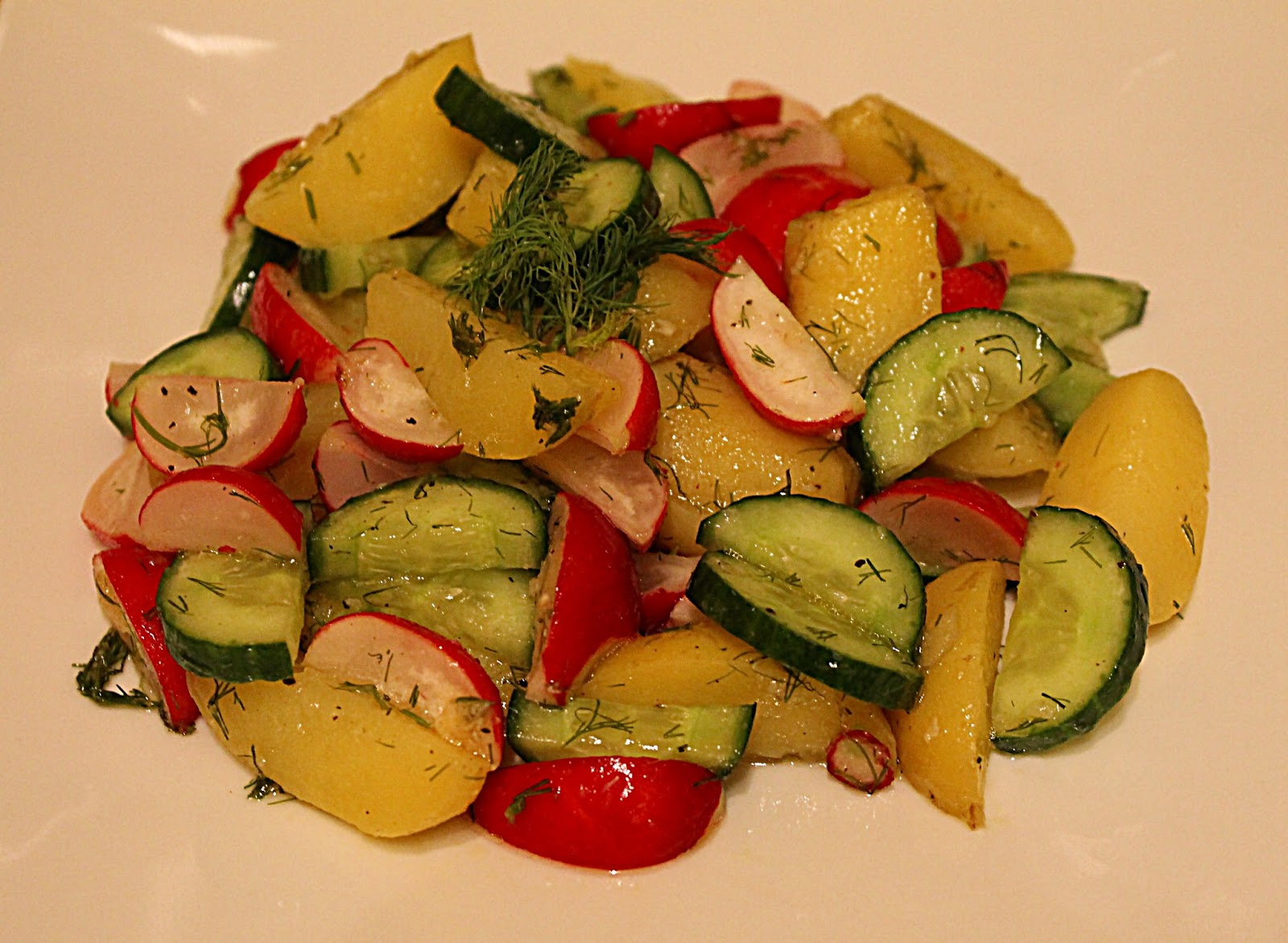 Жареная картошка огурцами. Картошка с овощным салатом. Картофельный салат с овощами. Салат из огурцов и картофеля. Картошка вареная с салатом.