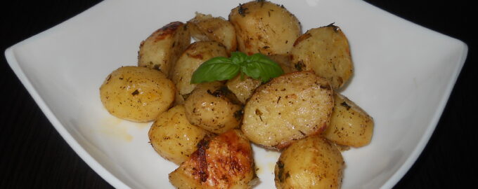 Печеный картофель с базиликом